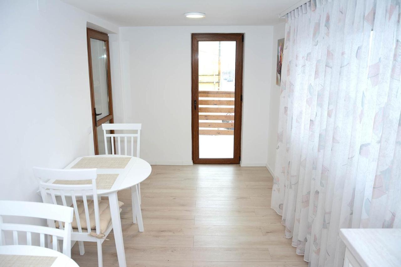Vila Aras Simeria Buitenkant foto