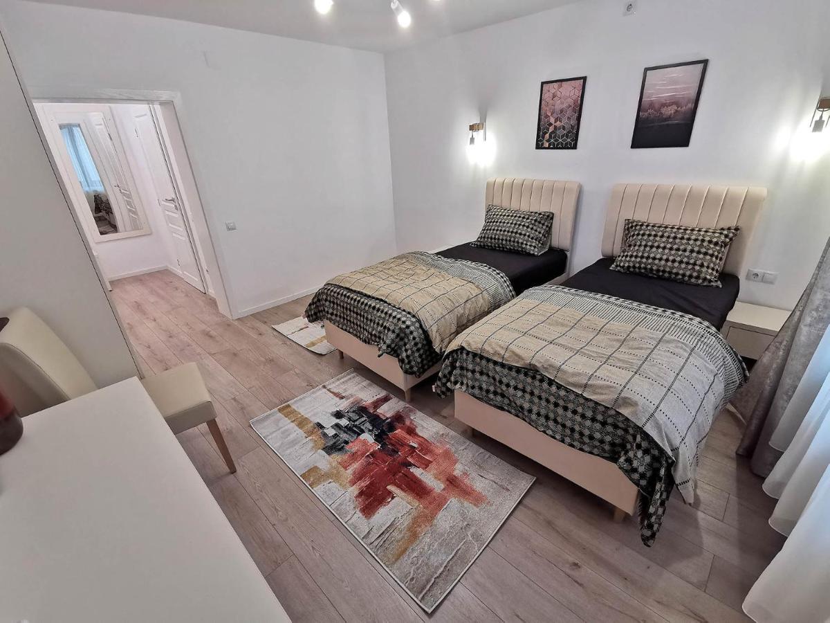 Vila Aras Simeria Buitenkant foto